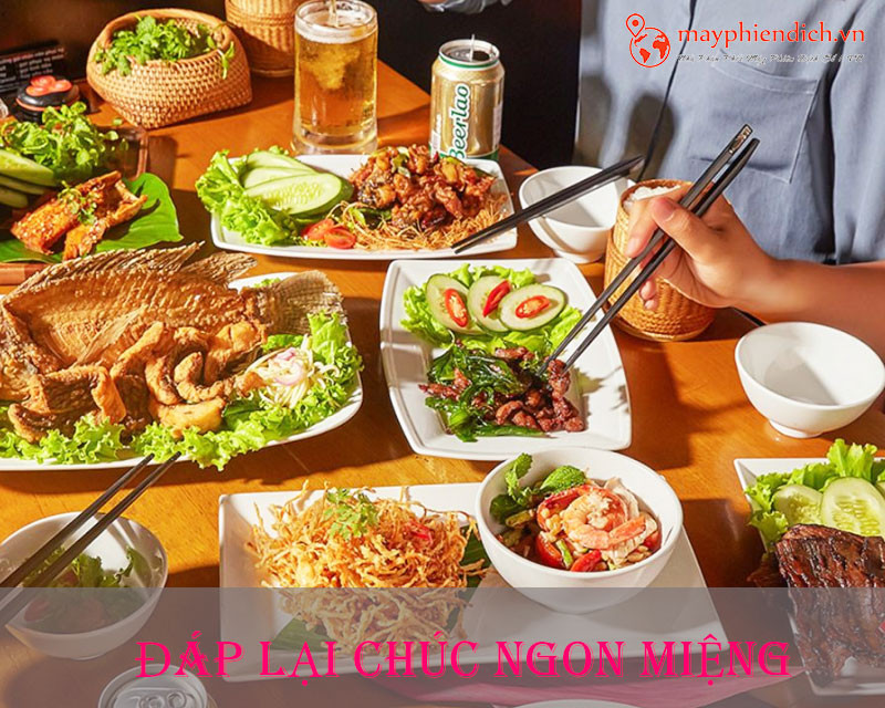Đôi tay chuẩn bị trà sau bữa ăn, thể hiện sự đáp lại lịch sự khi được chúc bạn ăn ngon miệng tiếng Hàn.