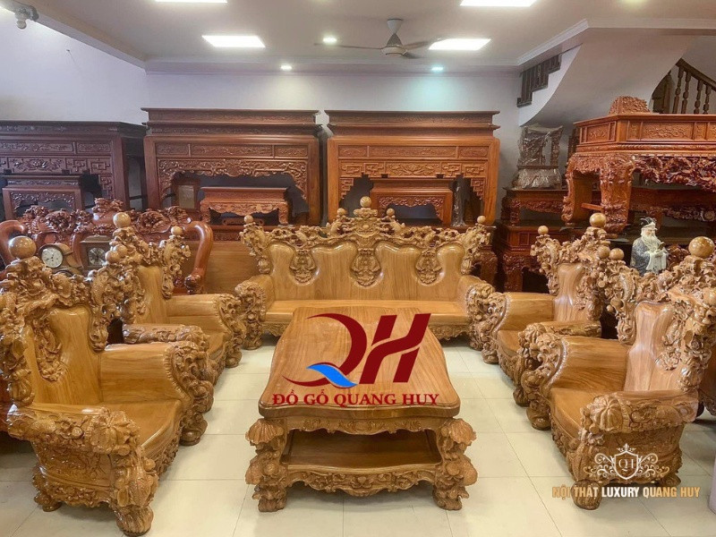 Đôn ngồi và bàn kẹp trong bộ bàn ghế hoàng gia gỗ gõ đỏ sang trọng