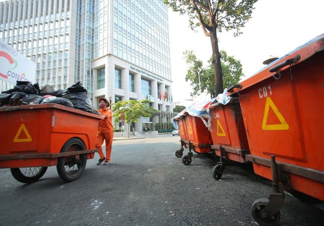 Đống bàn ghế cũ và rác thải cồng kềnh bị vứt bừa bãi