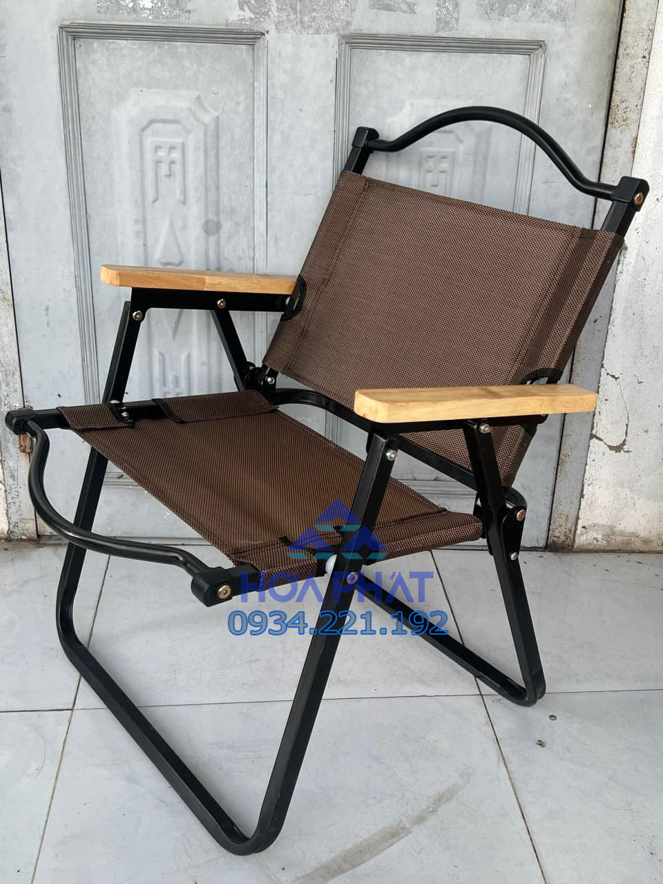 Dòng ghế cafe tựa lưng với nhiều màu sắc khác nhau, bao gồm màu nâu ấm áp.