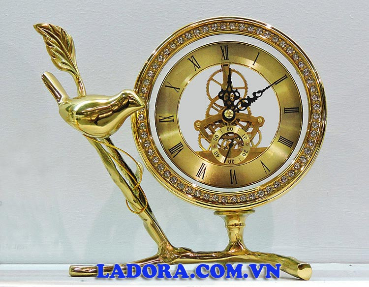 Đồng hồ để bàn hình chim vàng phú quý, một vật phẩm trang trí bàn làm việc mang vẻ đẹp sang trọng.