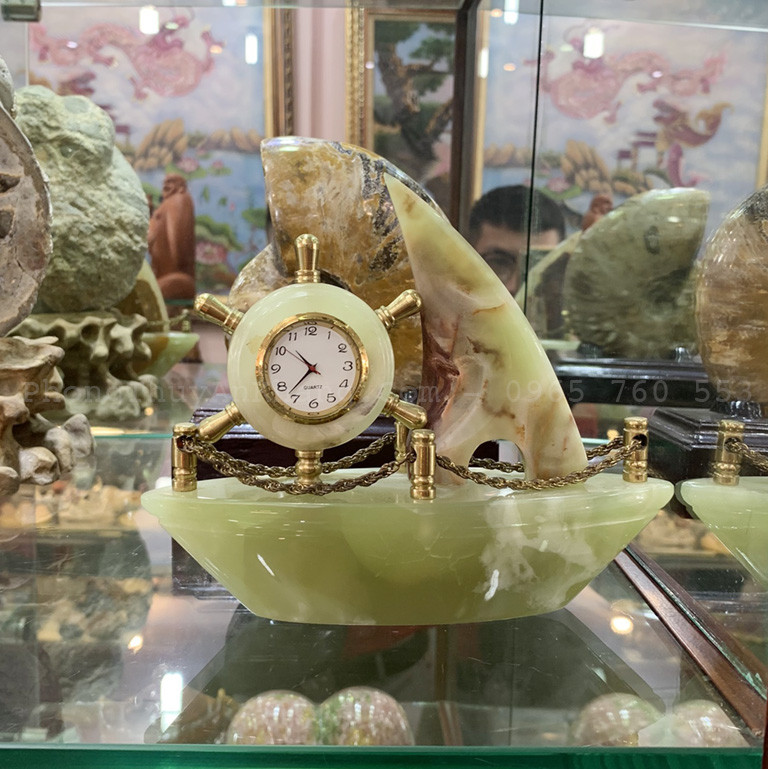 Đồng hồ phong thủy hình thuyền buồm mang ý nghĩa thuận lợi cho người mệnh Kim