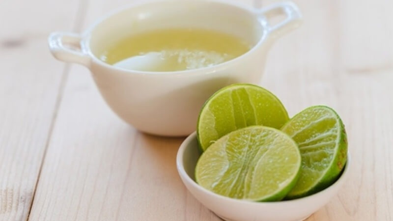 Dùng chanh tươi để loại bỏ vết bút xóa trên bàn gỗ một cách tự nhiên