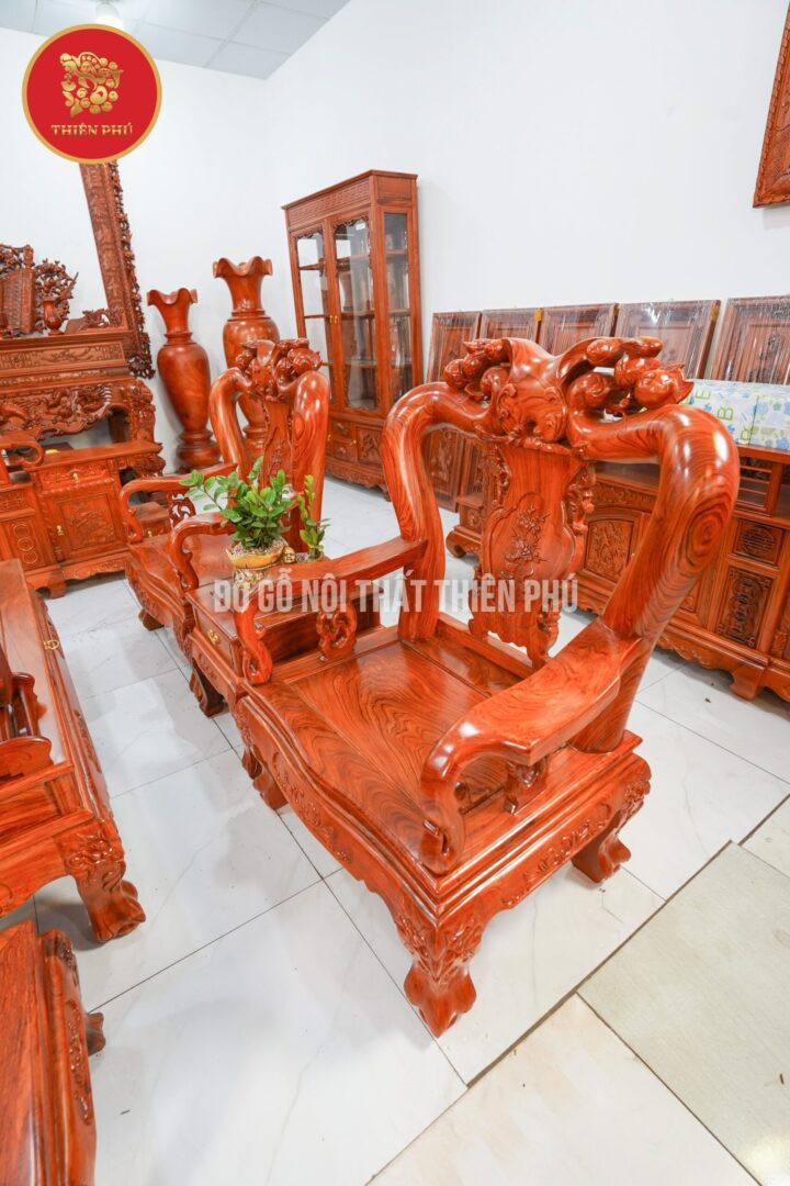Đường nét chạm khắc tinh xảo trên bộ bàn ghế Minh Quốc Đào gỗ hương, thể hiện tay nghề nghệ nhân.