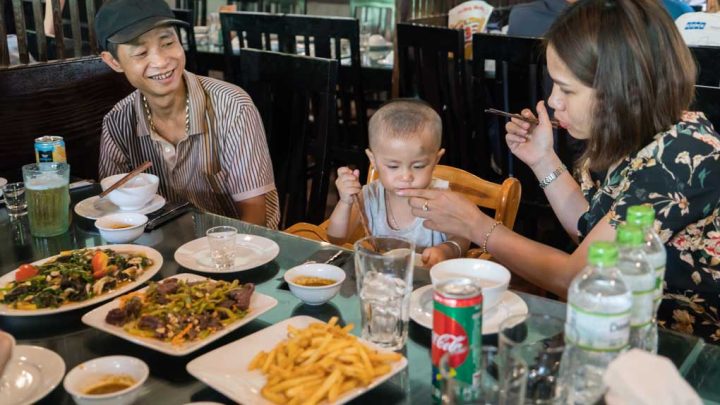 Ghế ăn cho trẻ em với thiết kế chắc chắn và khay ăn tiện lợi