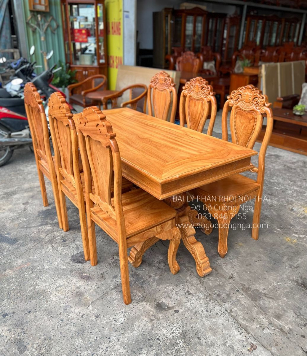 Ghế ăn gỗ gõ đỏ với tựa lưng uốn cong và nệm ngồi bọc da cao cấp