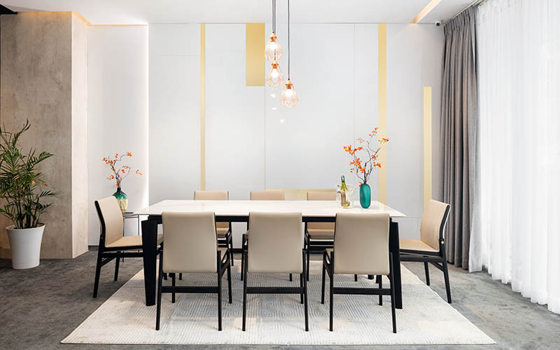 Ghế ăn gỗ với thiết kế họa tiết độc đáo, tạo điểm nhấn ấn tượng cho không gian