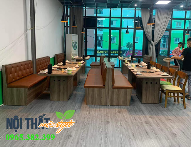 Ghế băng dài với nệm da màu nâu và tựa lưng rút múi, tăng vẻ sang trọng cho không gian.
