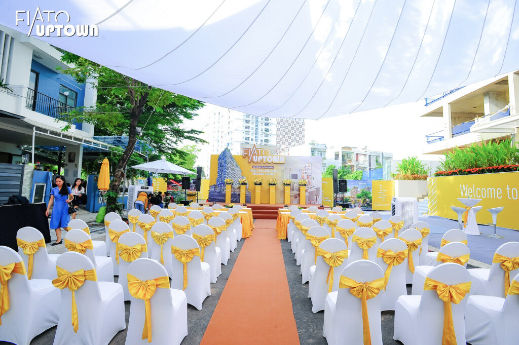 Ghế Banquet màu trắng với nơ xanh dương