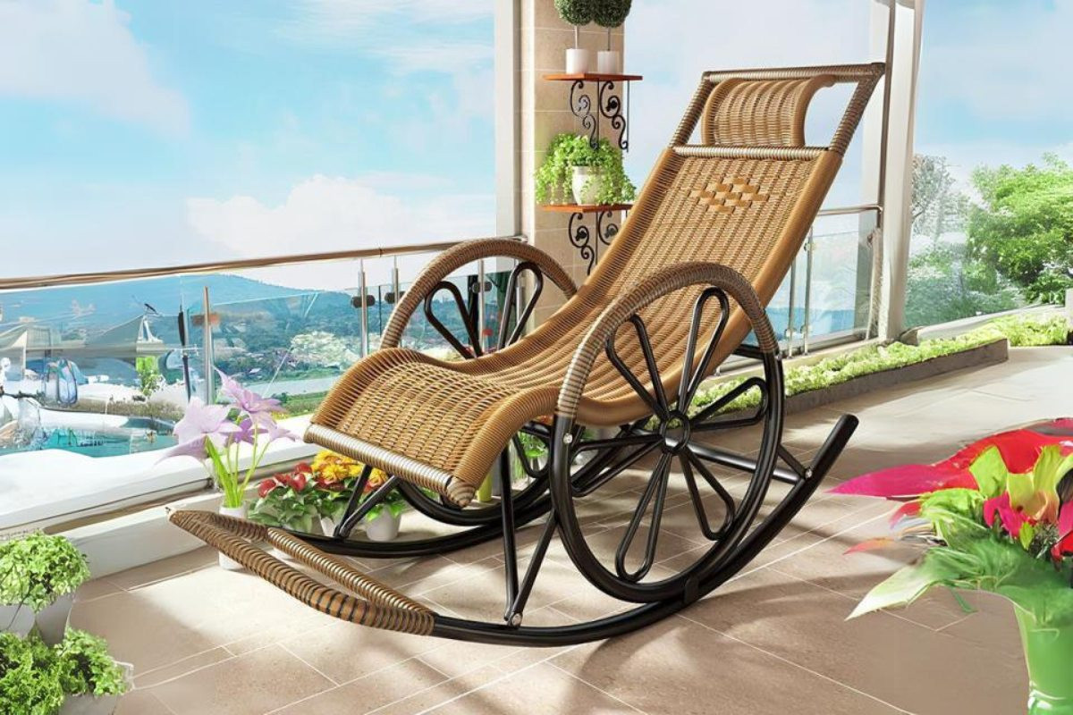 Ghế bập bênh có tay vịn chắc chắn