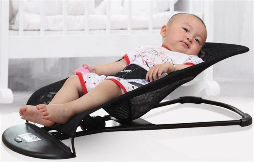 Ghế bập bênh dạng lưới thoáng mát, phù hợp cho bé vào mùa hè
