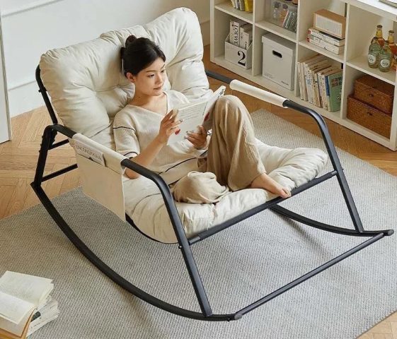 Ghế bập bênh đôi Takeda màu xám đặt trong phòng khách hiện đại