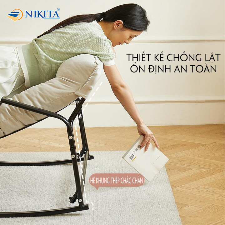 Ghế bập bênh Takeda trong không gian ban công lãng mạn