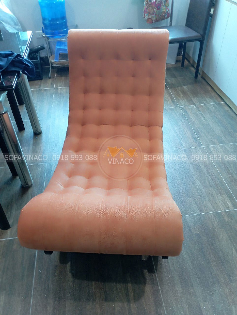 Ghế bập bênh thư giãn với đệm mới bọc vải nỉ nhung màu cam rực rỡ
