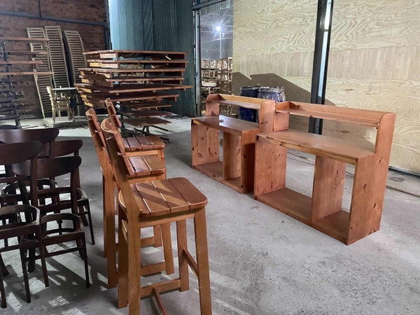 Ghế bar gỗ thông với vân gỗ tự nhiên đẹp mắt, phù hợp không gian ngoài trời
