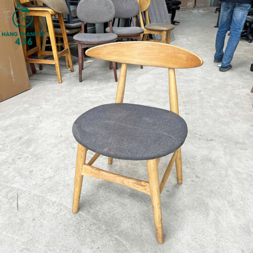 Ghế cà phê gỗ cũ bọc đệm vải mang phong cách hiện đại