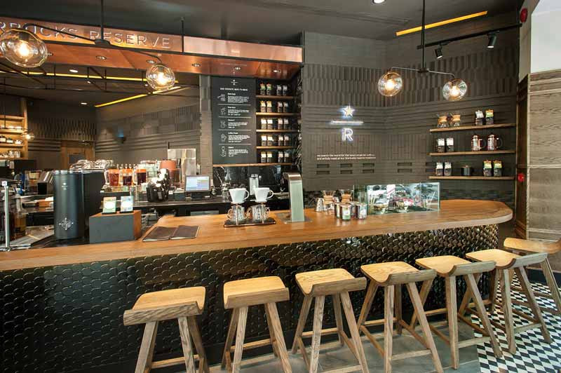 Ghế cao ngồi quầy gỗ với đường cong mềm mại cho quán cafe
