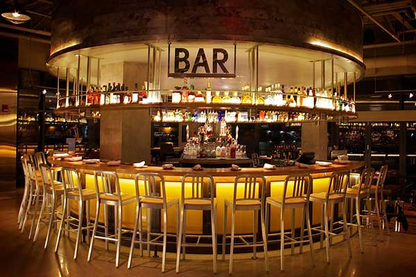 Ghế cao ngồi quầy tựa lưng cao tại quầy bar quán cafe phong cách