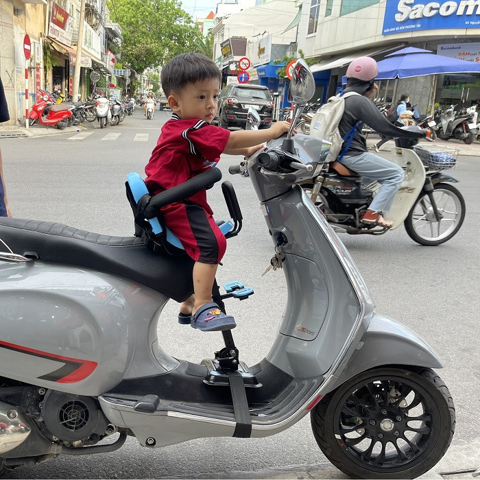 Ghế cho bé ngồi xe Vespa có giảm xóc mang lại sự êm ái