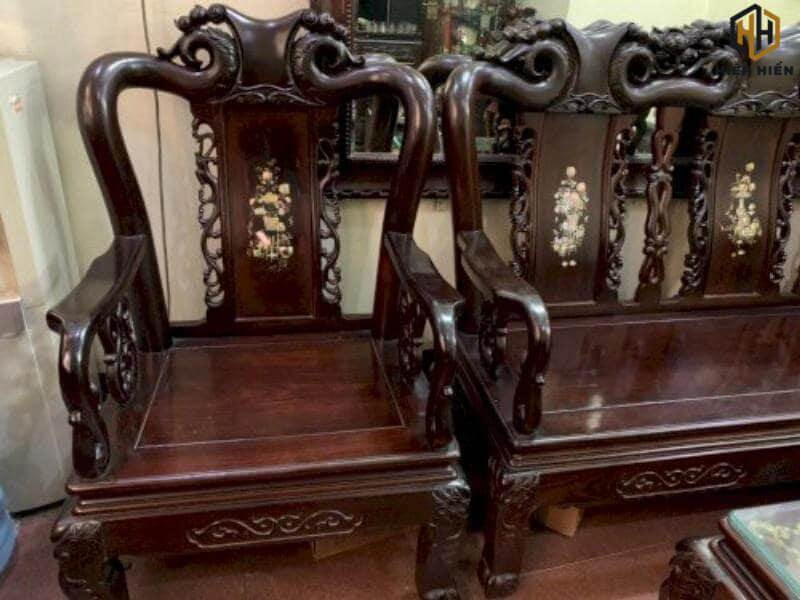 ghế của bộ bàn ghế khảm trai gỗ gụ tay 8, thể hiện sự tinh tế trong từng chi tiết