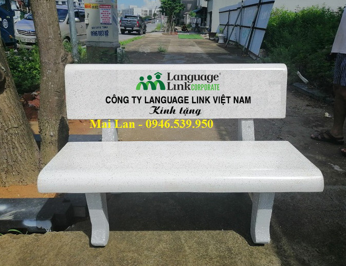 Ghế đá màu trắng với logo tùy chỉnh