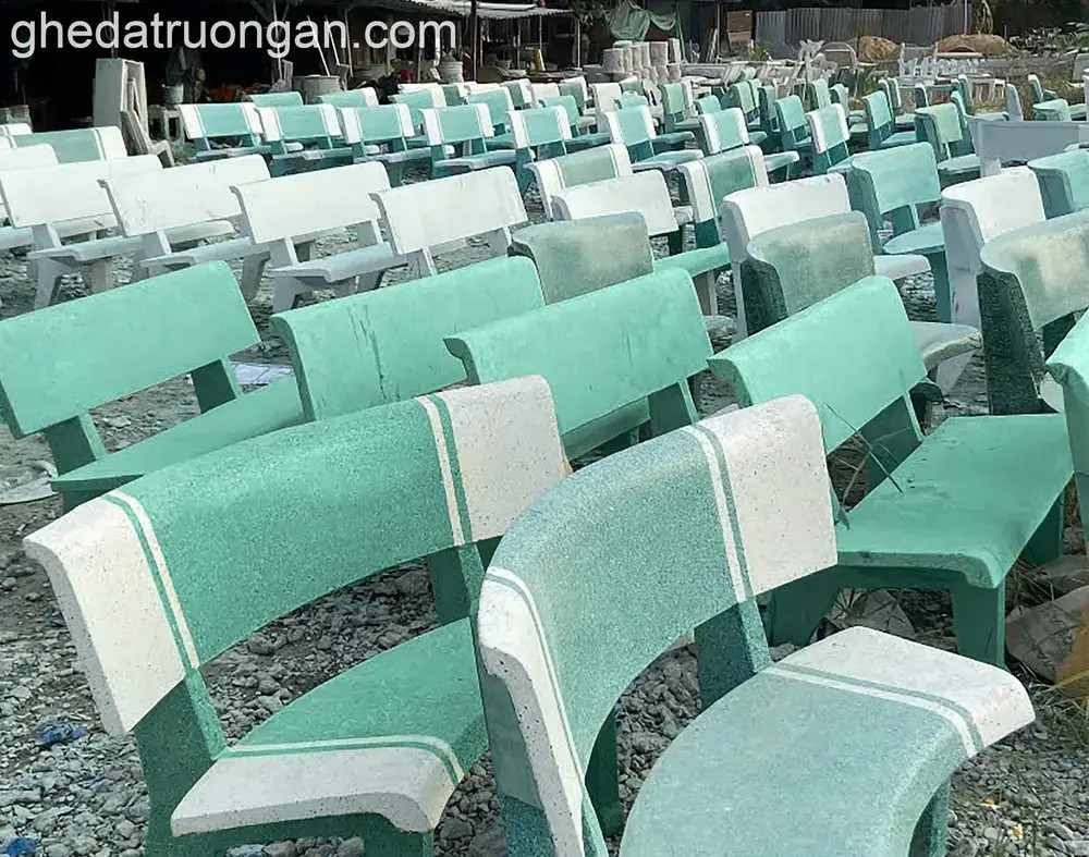 ghế đá tại xưởng đã lắp ráp đang chờ sơn bóng hoàn thiện