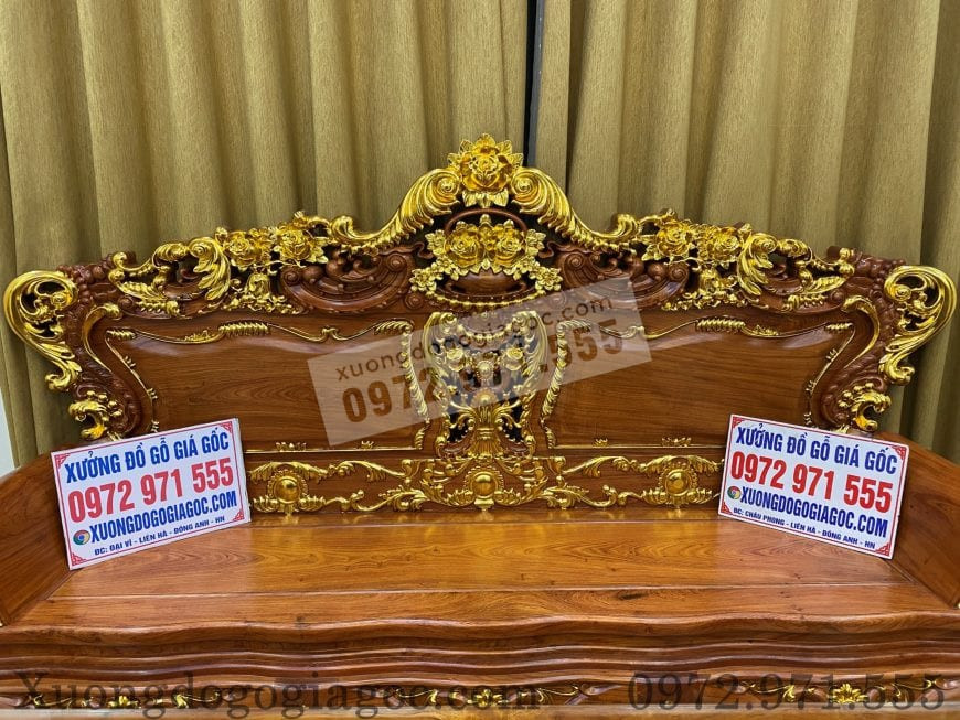 Ghế dài chạm khắc tinh xảo của bộ bàn ghế gỗ