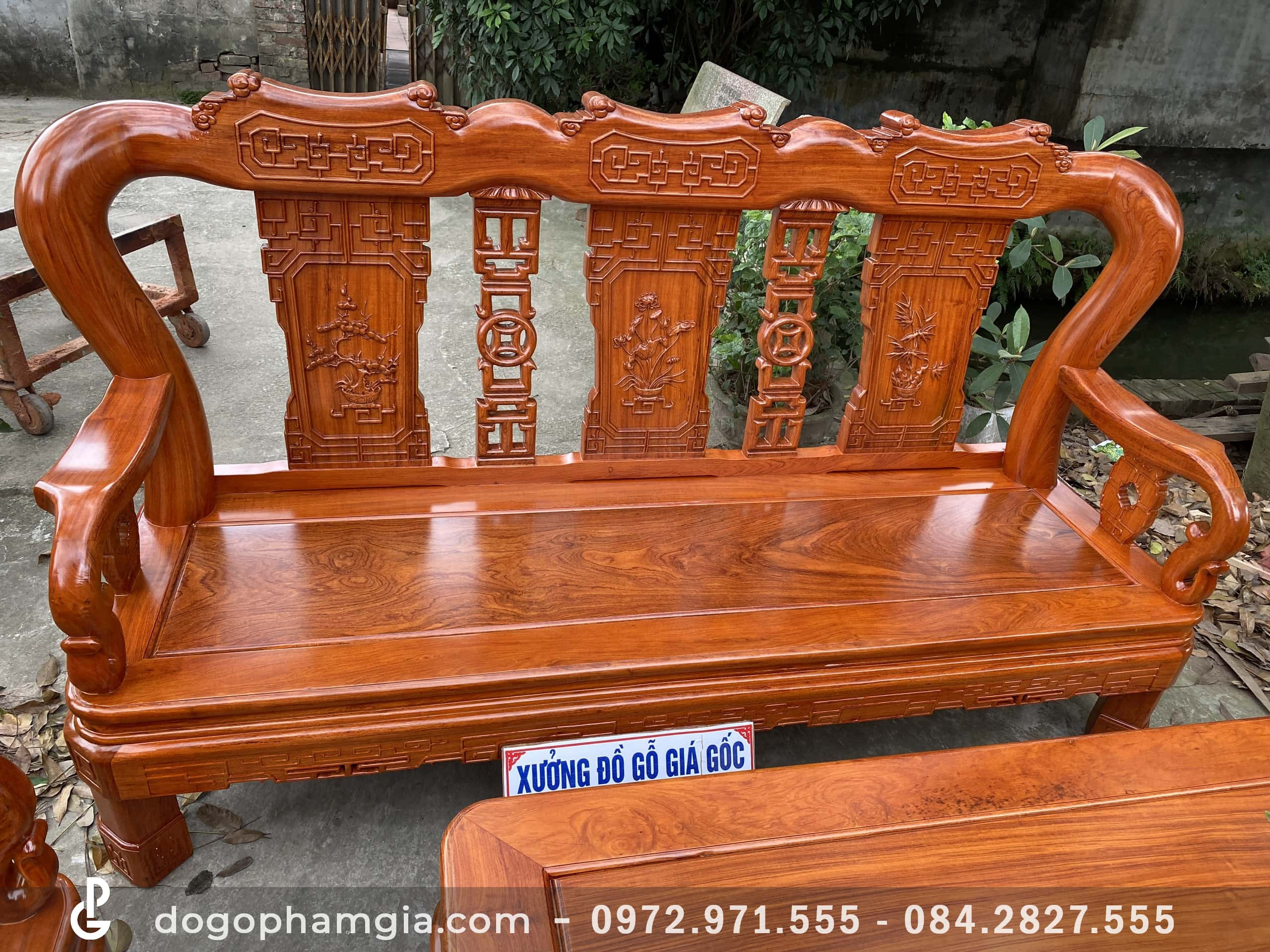 Ghế dài với họa tiết bắt mắt và vân gỗ tự nhiên