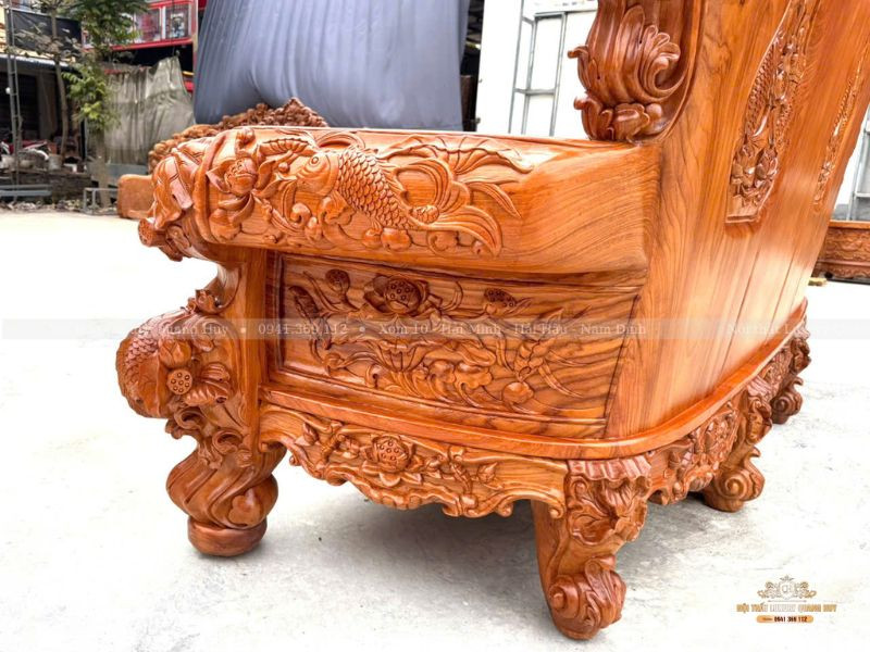 Ghế dài vương giả của bộ bàn ghế hoàng gia gỗ gõ đỏ chạm khắc họa tiết cá chép