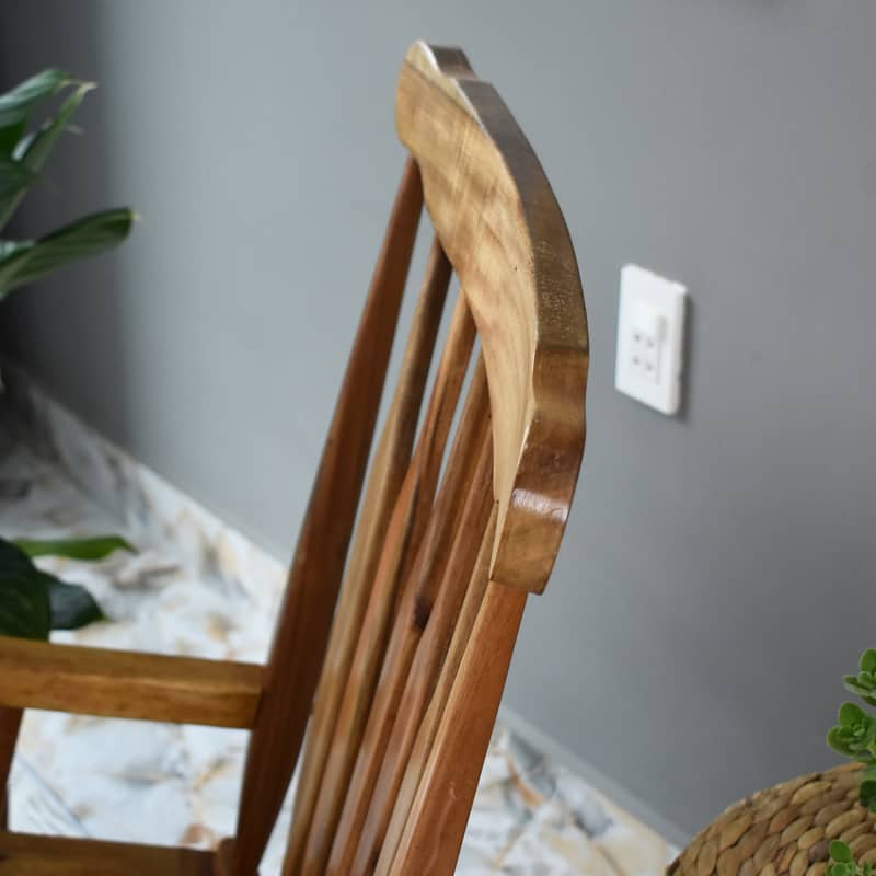 Ghế decor vintage với tựa lưng cong êm ái