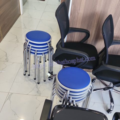 Ghế đôn bàn ăn công nghiệp màu đỏ với chân thép chắc chắn