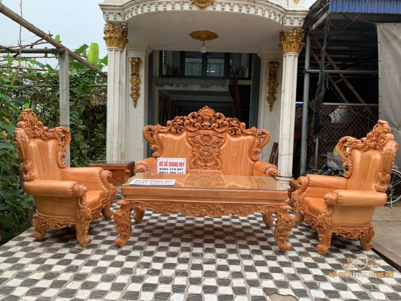 Ghế đơn của bộ bàn ghế hoàng gia gỗ gõ đỏ với tay cong mềm mại và họa tiết hoa hồng