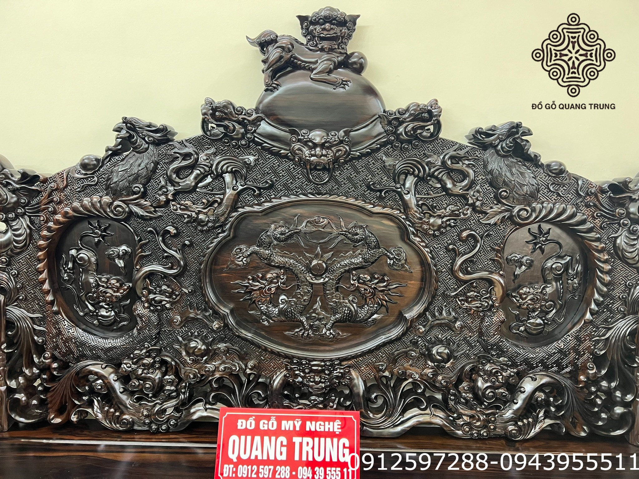 Ghế đơn trong bộ bàn ghế gỗ mun sừng chạm khắc rồng đỉnh đầy uy nghi