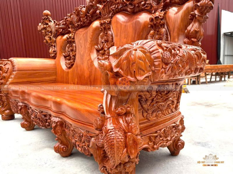 Ghế đơn trong bộ bàn ghế hoàng gia gỗ gõ đỏ chạm khắc cá chép tinh xảo