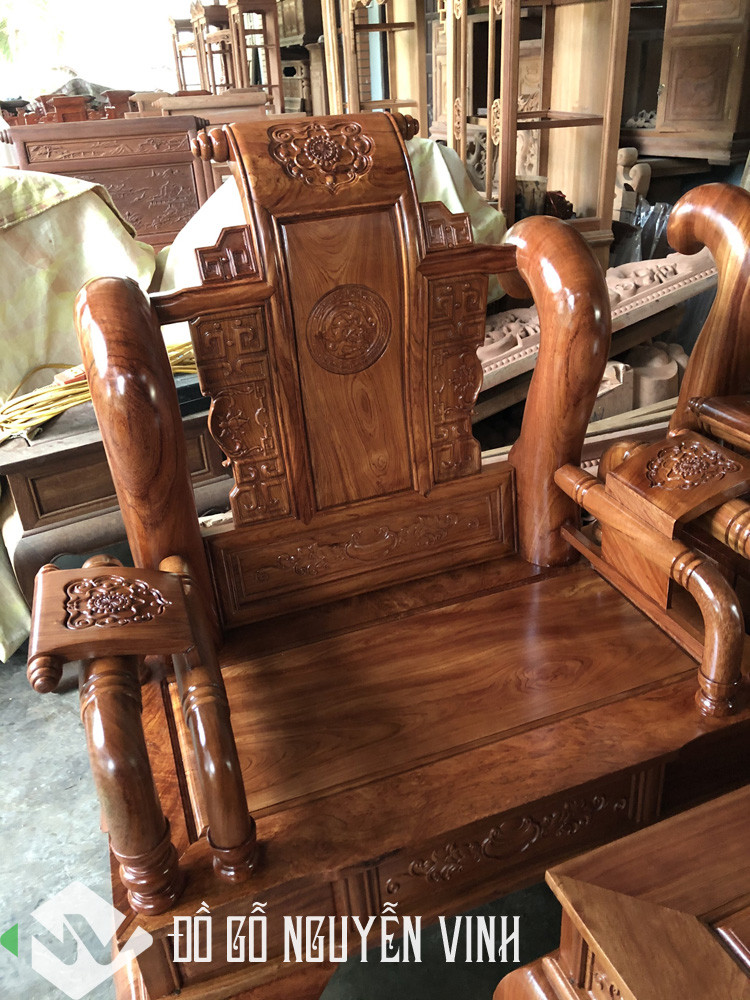 Ghế đơn và bàn kẹp trong bộ bàn ghế Tần Thủy Hoàng gỗ hương đá