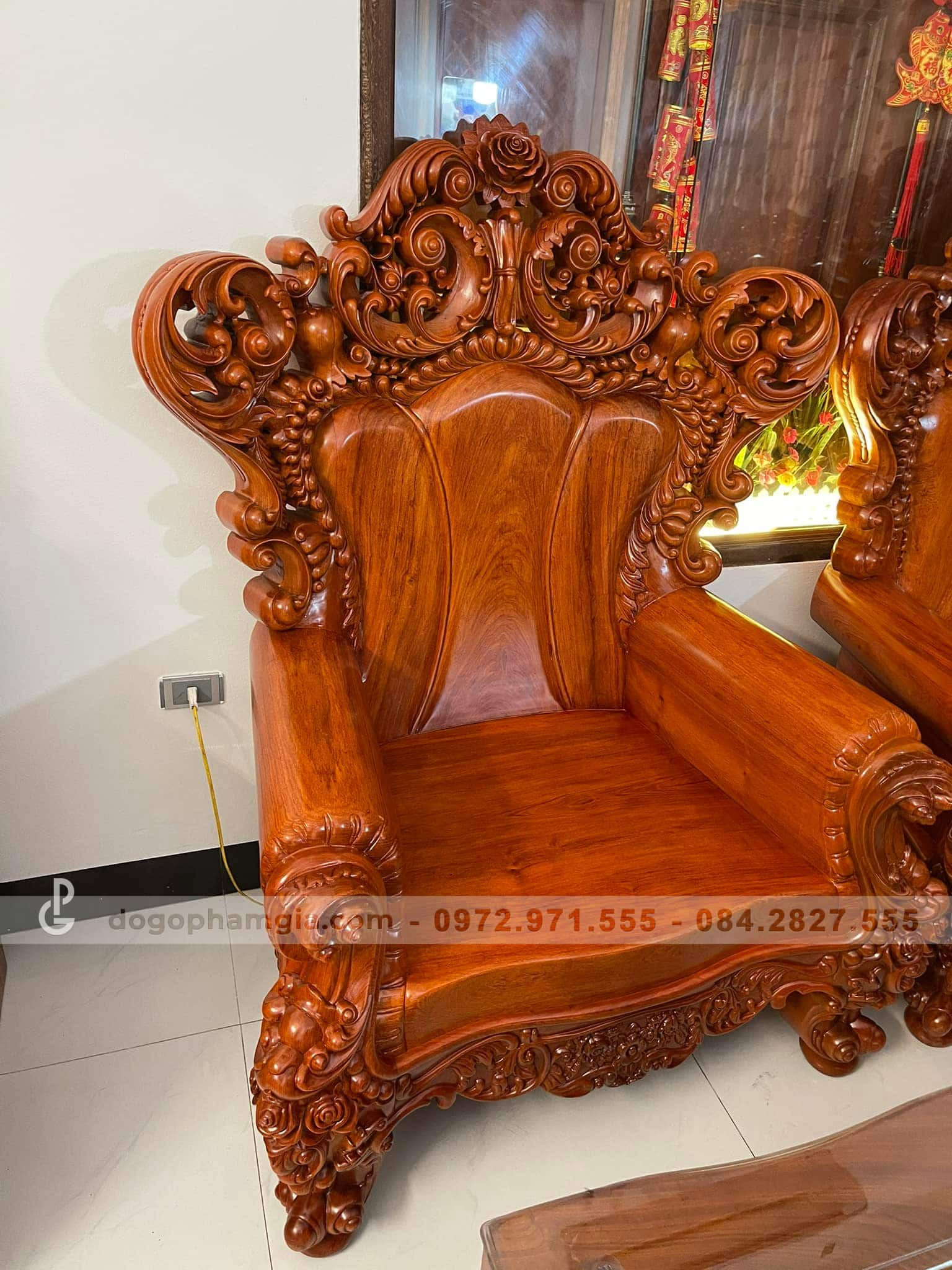 Ghế đơn với vai cong và tay đặc chạm khắc tinh xảo, biểu tượng của sự uy nghi – bán ghe 20 tấn