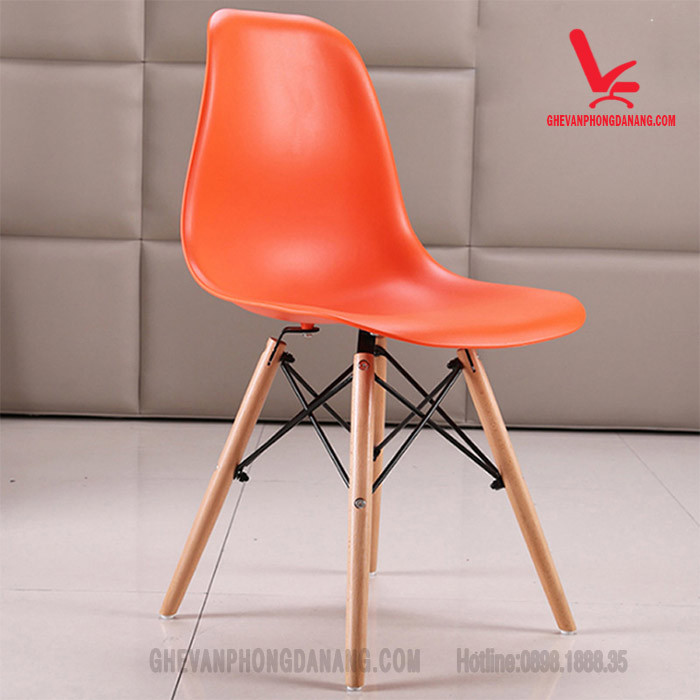 Ghế Eames màu trắng với chân gỗ và kim loại