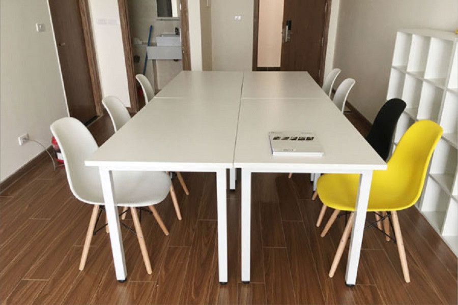 Ghế Eames nhựa chân gỗ cho góc làm việc tại văn phòng