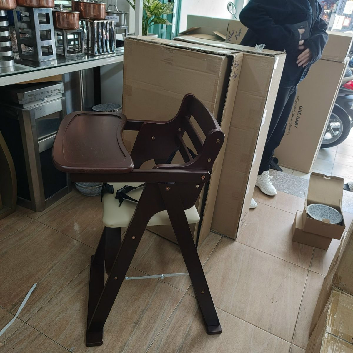 Ghế em bé ngồi ăn trong nhà hàng