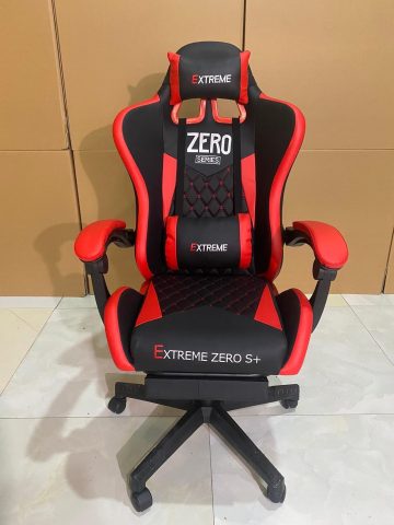 Ghế gaming có gác chân màu đen và đỏ, thiết kế công thái học mang lại sự thoải mái tối đa cho game thủ.