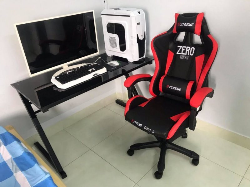 Ghế gaming Hòa Phát GC01 màu đen với điểm nhấn màu đỏ, tay vịn có thể điều chỉnh