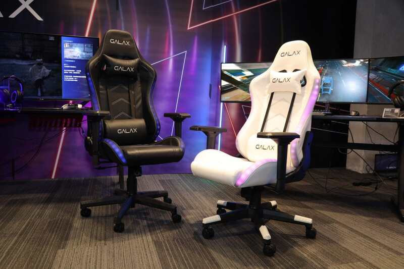 Ghế gaming màu đen phối xanh nổi bật, với đệm dày và khả năng ngả lưng linh hoạt, tối ưu cho thời gian chơi game dài.