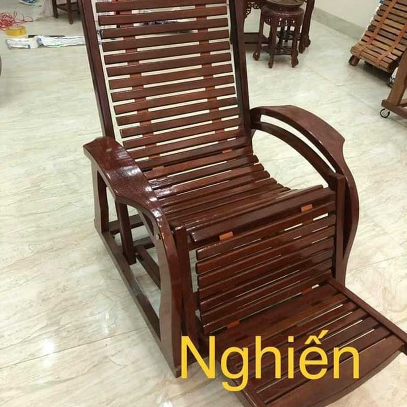 Ghế gỗ bập bênh màu tự nhiên hài hòa trong không gian phòng khách hiện đại