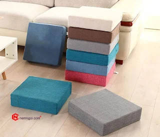 Ghế gỗ bệt và đệm lót màu xanh dương tại Cần Thơ