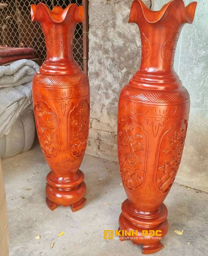 Ghế gỗ cao 1m5 chạm khắc tinh xảo mang phong cách truyền thống