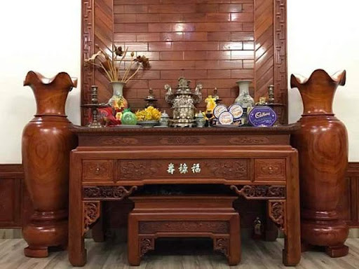 Ghế gỗ cao 1m5 góp phần tô điểm không gian phòng khách hiện đại