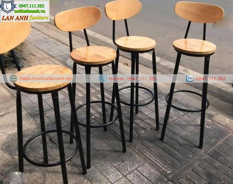 Ghế gỗ chân cao có tựa mang lại sự thoải mái tối ưu