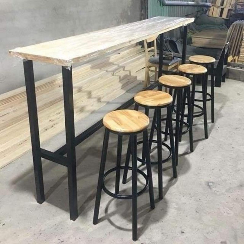 Ghế gỗ chân cao đơn giản phù hợp không gian hiện đại
