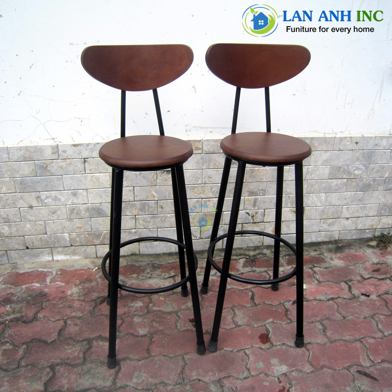 Ghế gỗ chân cao màu nâu ấm áp tạo điểm nhấn cho nội thất