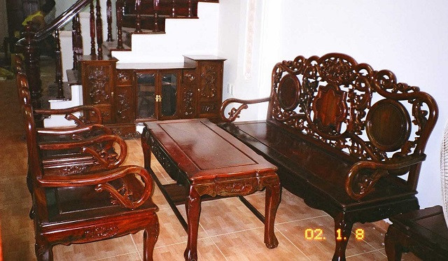 Ghế gỗ cũ được làm mới sau khi đánh vecni, mang lại vẻ đẹp bền lâu